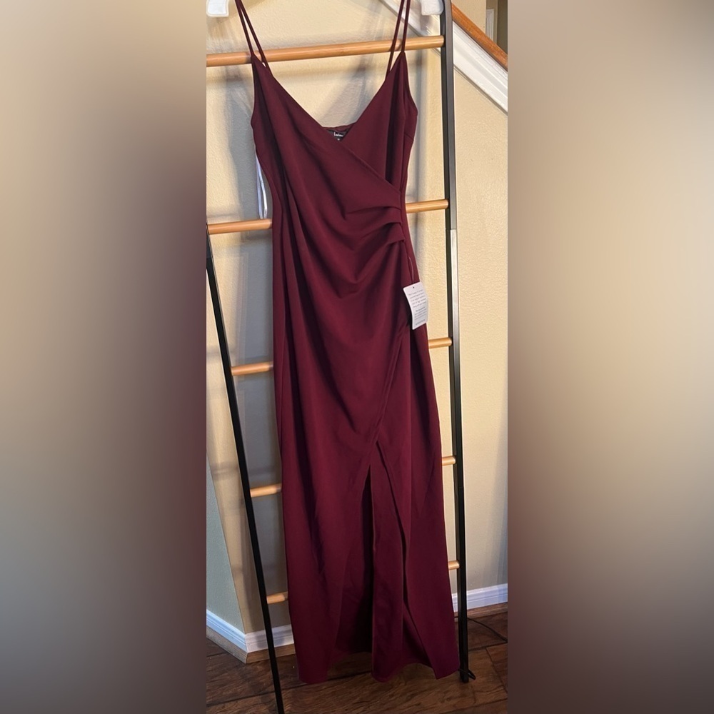 New ▶️ Lulu’s ◀️ Burgundy Ruched Maxi Dress with Slit. Medium - Picture 7 of 14